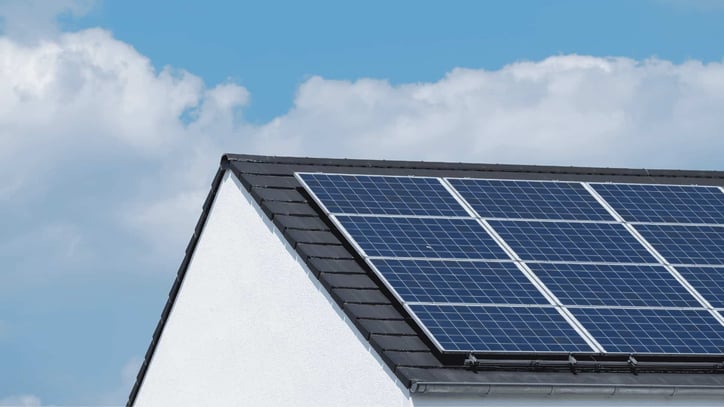 Paneles solares instalados en el tejado de una vivienda bajo cielo despejado