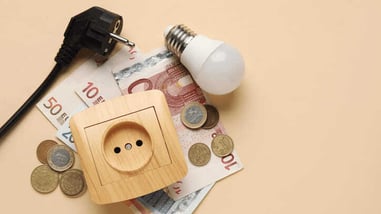 Enchufe encima de billetes