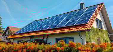 Casa blanca de dos pisos con tejado solar