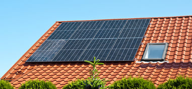 placas solares en un tejado al lado de una ventana