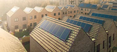 Casas marrones con tejados solares