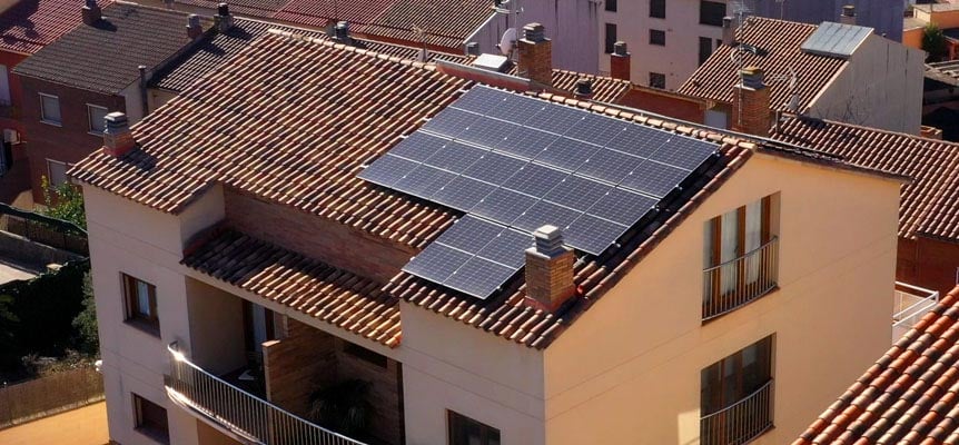Edificio residencial con paneles solares instalados en el tejado