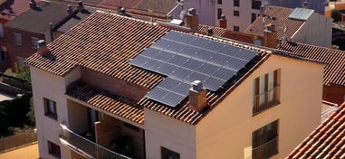 Edificio residencial con paneles solares instalados en el tejado