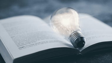 Libro junto a bombilla