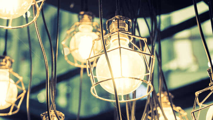 Luz decorativa con jaula por fuera