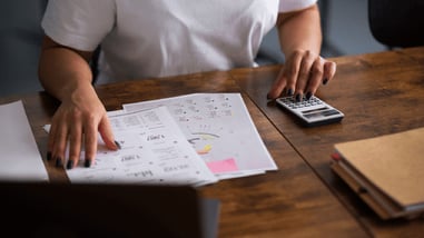 Persona revisando la factura de la luz con una calculadora