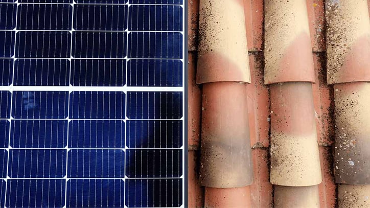 Panel solar junto a tejas marrones