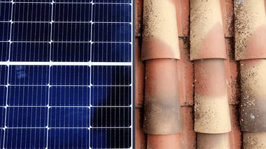 Panel solar junto a tejas marrones