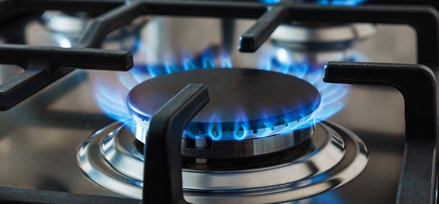 precio-gas-hoyFogones de cocina encendidos con llama azul de gas