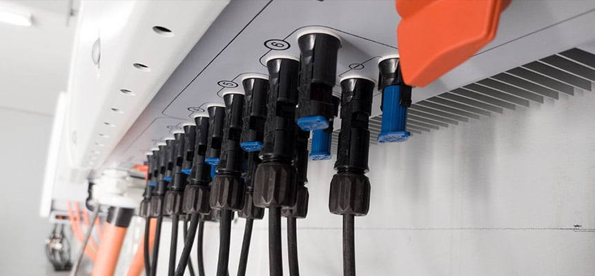 Conexiones eléctricas de un inversor fotovoltaico en una instalación solar
