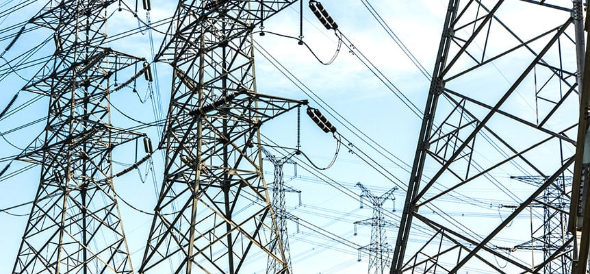 Torres de alta tensión y líneas eléctricas en un día soleado