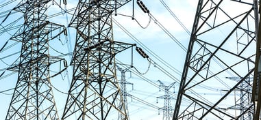 Torres de alta tensión y líneas eléctricas en un día soleado