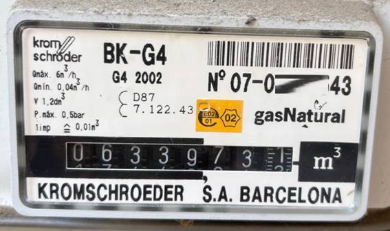 Primer plano de un contador de gas natural que muestra la lectura de consumo en metros cúbicos (m³), utilizado para registrar el gasto de gas en una vivienda.