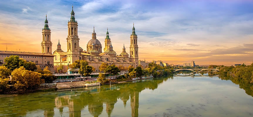 Vista panorámica de la Basílica del Pilar y el río Ebro al atardecer en Zaragoza